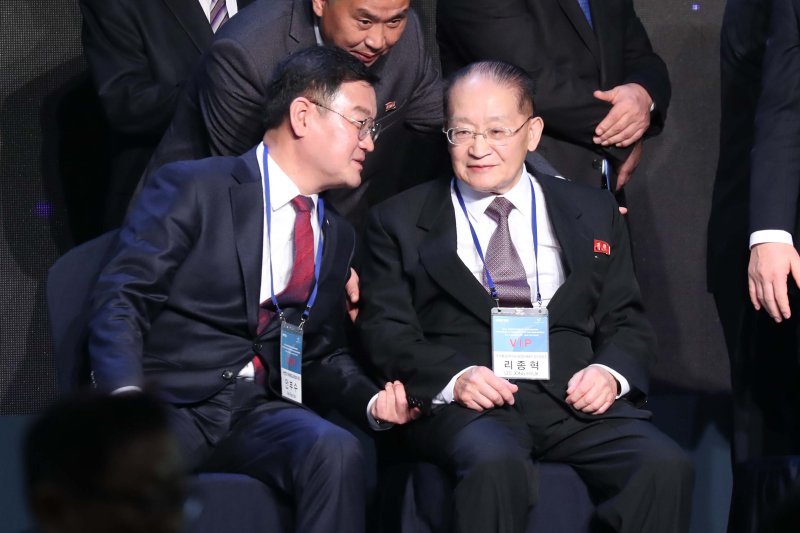 [서울=뉴시스]안부수(사진 왼쪽) 전 아태평화교류협회장 (사진 = 뉴시스 DB) 2018.11.16. photo@newsis.com