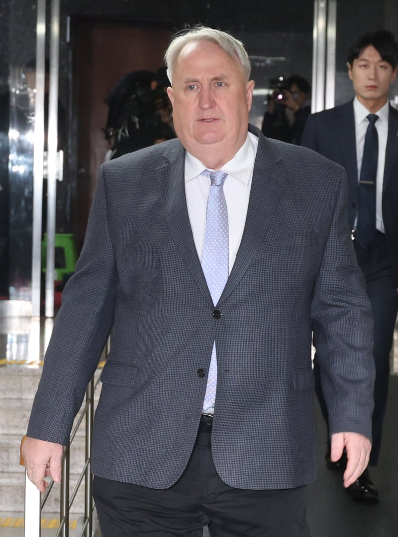 [서울=뉴시스] 조성봉 기자 = 인요한 국민의힘 의원이 7일 오전 서울 여의도 국회에서 열린 비공개 의원총회에 참석하고 있다. 2024.12.07. suncho21@newsis.com