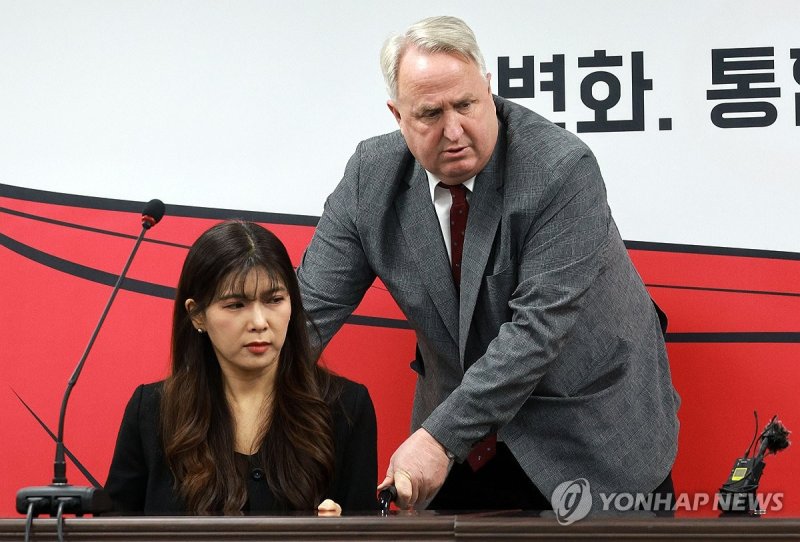 인요한 의원(오른쪽)과 의원직 승계받는 이소희 변호사 (출처=연합뉴스)