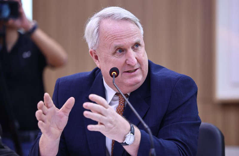 인요한 의원이 22일(현지시간) 캄보디아 프놈펜 주캄보디아 한국 대사관에서 열린 외교통일위원회 주캄보디아대사관·주베트남대사관·주태국대사관·주라오스대사관에 대한 국정감사에서 질의를 하고 있다. 2025.10.22/뉴스1 ⓒ News1 김도우 기자