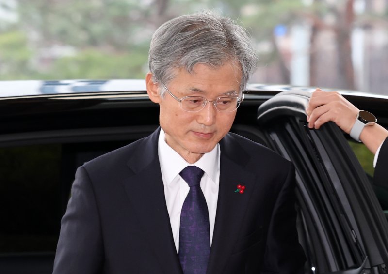 [서울=뉴시스] 이영환 기자 = 조희대 대법원장이 10일 오전 서울 서초구 대법원으로 출근하고 있다. 2025.12.10. 20hwan@newsis.com