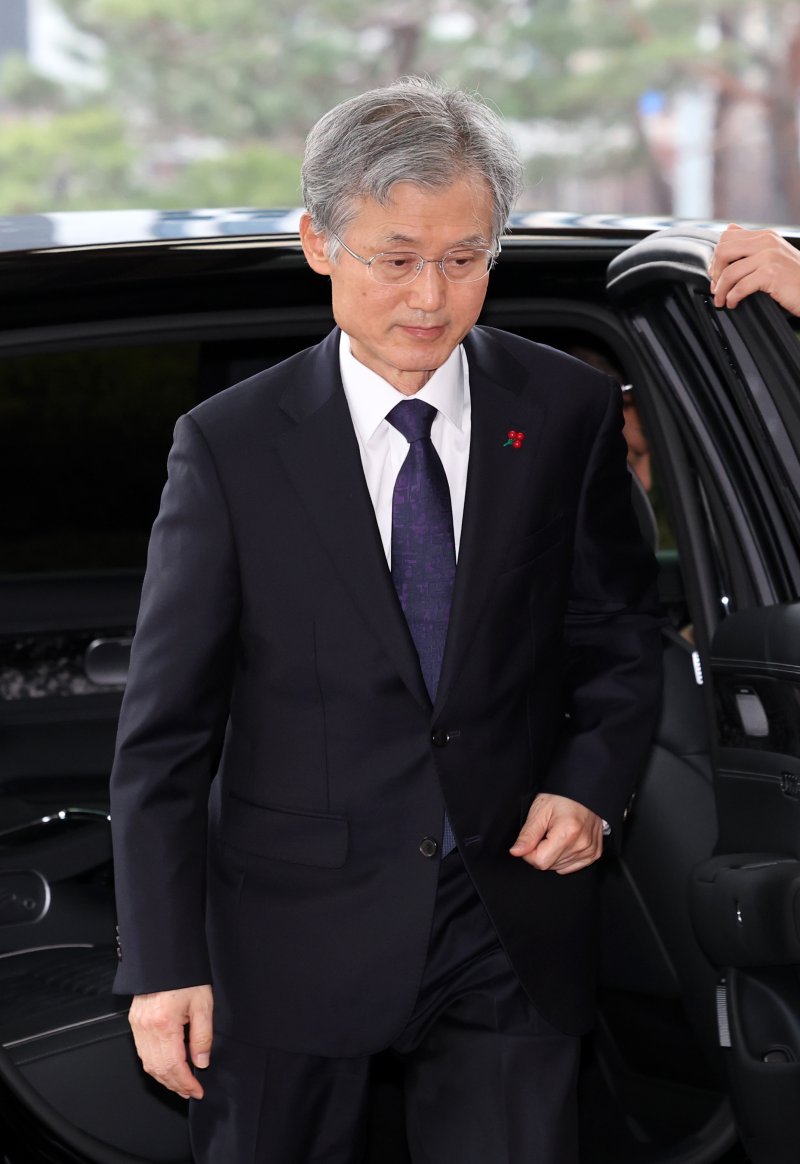 [서울=뉴시스] 이영환 기자 = 조희대 대법원장이 10일 오전 서울 서초구 대법원으로 출근하고 있다. 2025.12.10. 20hwan@newsis.com