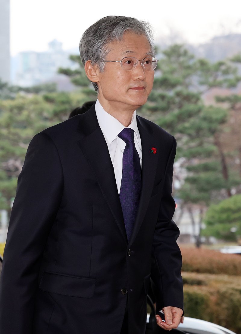 [서울=뉴시스] 이영환 기자 = 조희대 대법원장이 10일 오전 서울 서초구 대법원으로 출근하고 있다. 2025.12.10. 20hwan@newsis.com