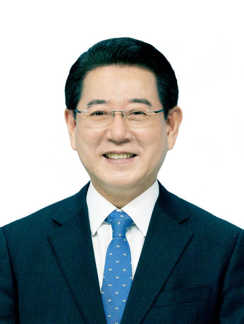 김영록 전남도지사<사진>가 10일 세계인권선언 77주년 기념 메시지를 통해 "인권을 도정 최우선 가치로 세워 누구도 차별받지 않고 배제되지 않는, 모두의 존엄이 빛나는 정의로운 사회를 만들겠다"라고 말했다. 전남도 제공