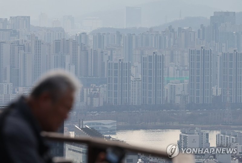 남산에서 바라본 서울 서초구 일대 아파트 단지 모습 (출처=연합뉴스)