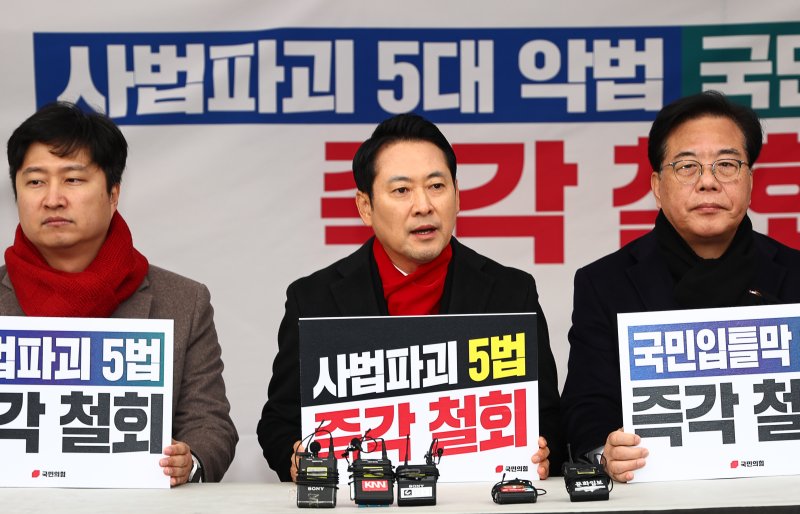 [서울=뉴시스] 김명년 기자 = 장동혁 국민의힘 대표가 10일 오전 서울 여의도 국회 본관 앞에서 열린 '8대 악법 저지' 릴레이 천막농성에서 발언하고 있다. 2025.12.10. kmn@newsis.com