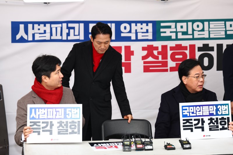 [서울=뉴시스] 김명년 기자 = 장동혁 국민의힘 대표가 10일 오전 서울 여의도 국회 본관 앞에서 열린 '8대 악법 저지' 릴레이 천막농성에 참석하고 있다. 2025.12.10. kmn@newsis.com