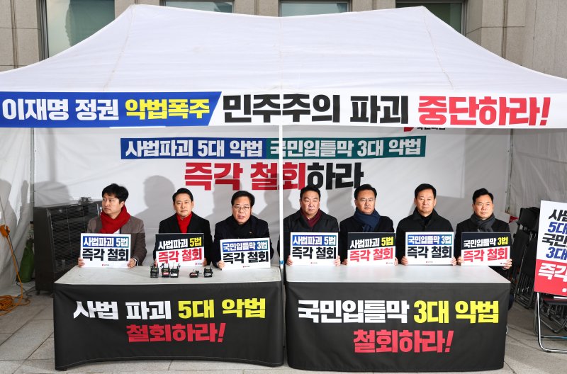 [서울=뉴시스] 김명년 기자 = 송언석 국민의힘 원내대표가 10일 오전 서울 여의도 국회 본관 앞에서 열린 '8대 악법 저지' 릴레이 천막농성에서 발언하고 있다. 2025.12.10. kmn@newsis.com