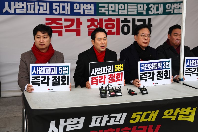 [서울=뉴시스] 김명년 기자 = 장동혁 국민의힘 대표가 10일 오전 서울 여의도 국회 본관 앞에서 열린 '8대 악법 저지' 릴레이 천막농성에서 발언하고 있다. 2025.12.10. kmn@newsis.com