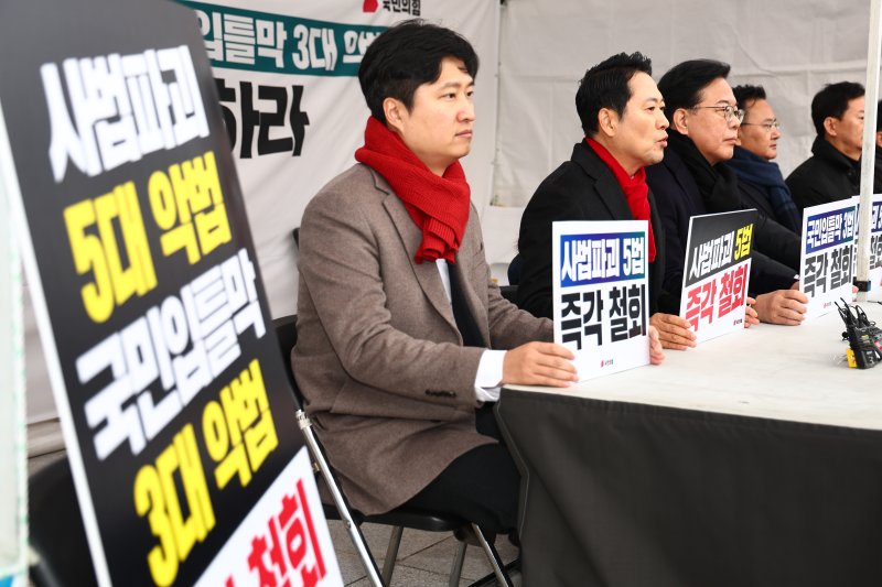 [서울=뉴시스] 김명년 기자 = 장동혁 국민의힘 대표가 10일 오전 서울 여의도 국회 본관 앞에서 열린 '8대 악법 저지' 릴레이 천막농성에서 발언하고 있다. 2025.12.10. kmn@newsis.com