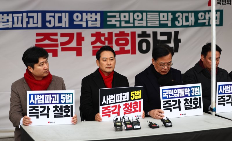 [서울=뉴시스] 김명년 기자 = 장동혁 국민의힘 대표와 송언석 원내대표가 10일 오전 서울 여의도 국회 본관 앞에서 열린 '8대 악법 저지' 릴레이 천막농성에 참석해 있다. 2025.12.10. kmn@newsis.com