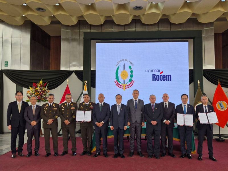 지난 9일(현지 시간) 페루 리마에서 열린 K2 전차 및 K808 차륜형장갑차 공급 총괄합의 체결식에서 호르헤 자파타 페루 조병창 대표, 이용배 현대로템 사장, 에르네스토 알바레스 페루 국무총리, 페르난도 로스피글리오시 페루 국회의장, 호세 헤리 페루 대통령, 이용철 방위사업청장, 세사르 디아스 페루 국방부장관, 세사르 브리세뇨 페루 육군 총사령관, 오스왈도 까예 따예도 페루 육군 총참모총장, 호르헤 아레발로 페루 육군 군수사령관, 최종욱 주페루 대한민국 대사, 김태곤 방위사업청 국제협력관(오른쪽부터)이 포즈를 취하고 있다. 현대로