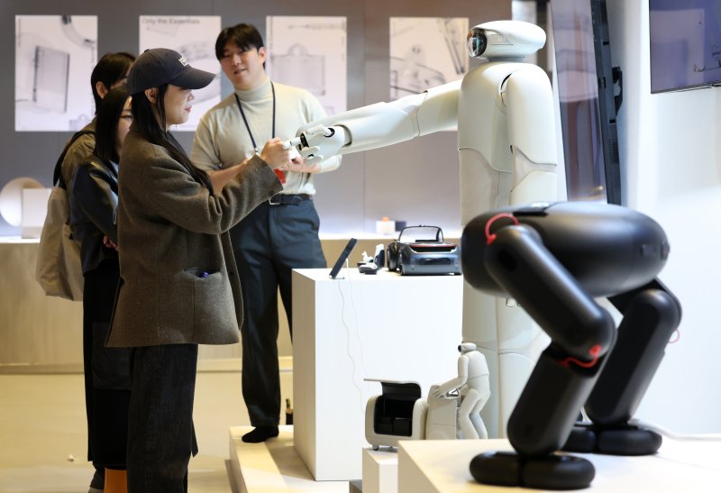 [서울=뉴시스] 이영환 기자 = 12일 오전 서울 강남구 코엑스에서 열린 디자인코리아 2025에서 관람객들이 서구 문화권에서 집사의 이름으로 익숙한 알프레드를 모티브로 한 휴머노이드 로봇 Alfred를 살펴보고 있다. 2025.11.12. 20hwan@newsis.com