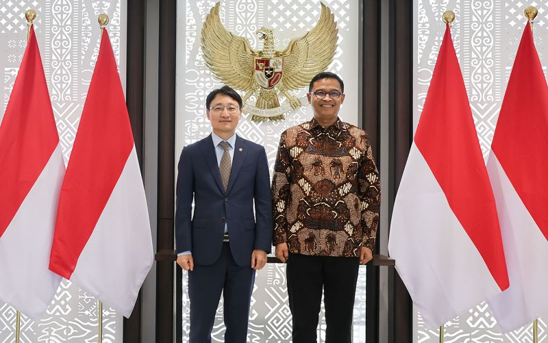 임광현 국세청장과 비모 위자얀토 인도네시아 국세청장이 기념 촬영을 하고 있다. 국세청 제공