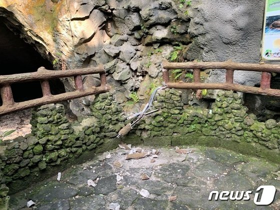 2023년 12월 29일 오전 만장굴 입구 상층부 지점에서 발생한 낙석으로 인해 만장굴 탐방로 입구 난간이 훼손된 모습.(제주도 세계유산본부 제공. 재판매 및 DB 금지)/ 2023.12.29/뉴스1