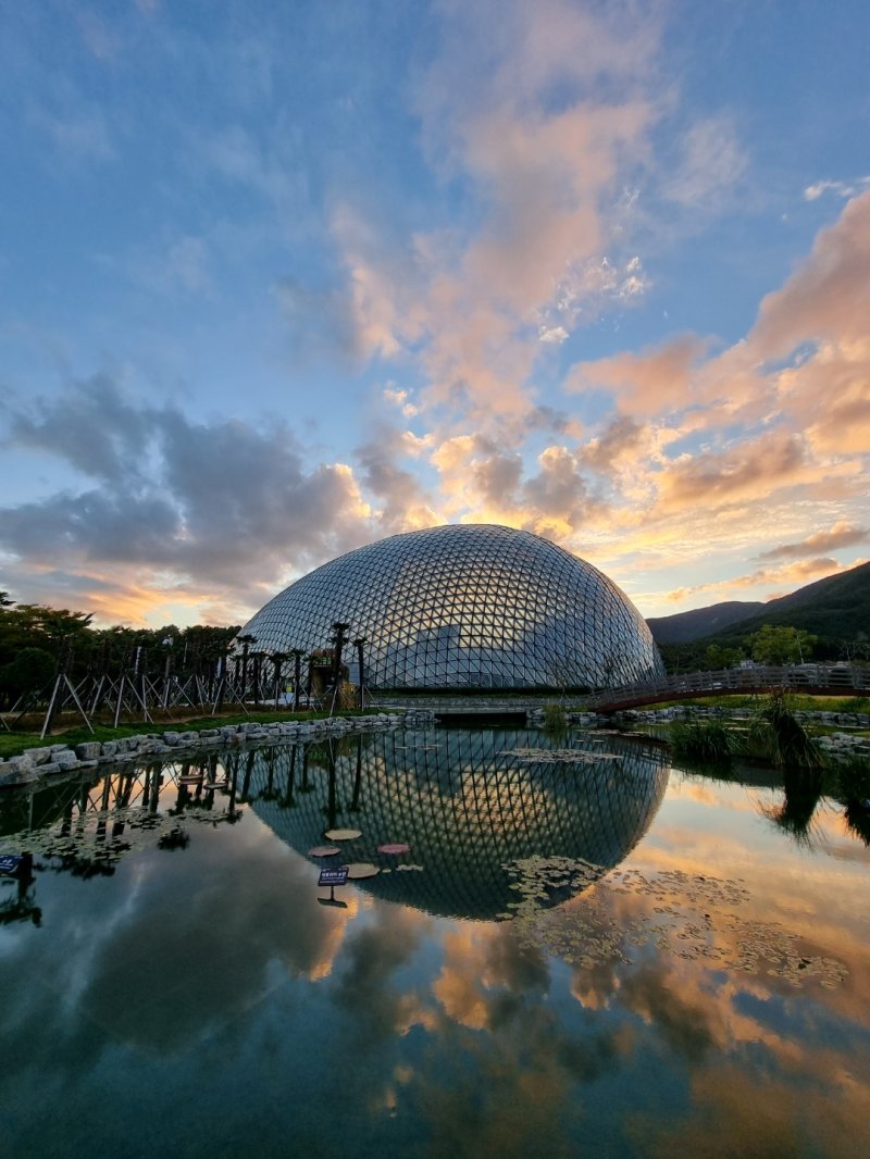 [거제=뉴시스] 신정철 기자= 2025~2026 한국관광 100선에 선정되어 전국적인 주목을 받고 있는 거제시 대표 관광지인 '거제식물원 정글돔'의 석양.(사진=거제시 제공).2025.04.18. photo@newsis.com *재판매 및 DB 금지