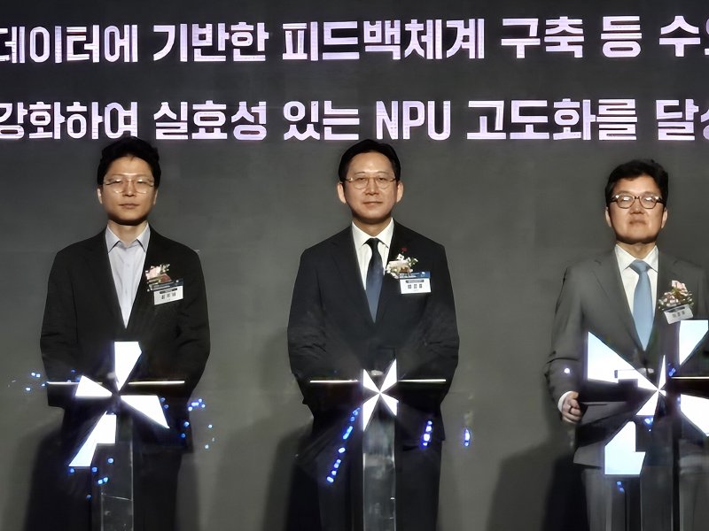 [서울=뉴시스]배경훈 부총리 겸 과학기술정보통신부 장관(가운데)이 10일 서울 중구 롯데호텔에서 진행된 2025 AI반도체 미래기술 컨퍼런스 및 K-Perf 협의체 출범식 행사를 진행하고 있다. (사진=윤현성 기자)