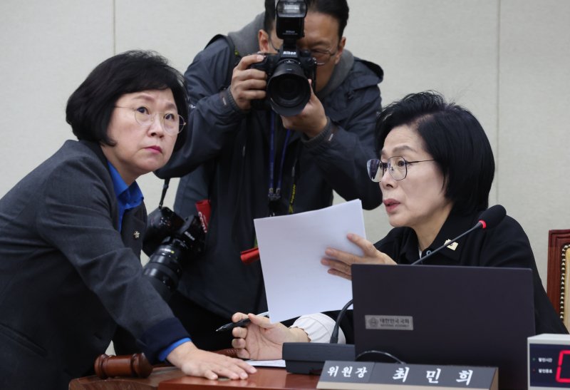 [서울=뉴시스] 김명년 기자 = 최민희 국회 과학기술정보방송통신위원회 위원장이 12일 서울 여의도 국회에서 열린 과방위 전체회의에서 김현 더불어민주당 간사와 대화하고 있다. 2025.11.12. kmn@newsis.com