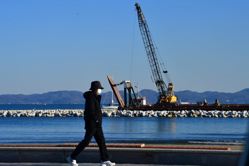 포항지방해양수산청이 경북 포항시 영일대해수욕장 해상누각 인근에서 백사장 유실을 막기 위해 방파제 설치 공사를 벌이고 있다. 방파제는 2027년까지 길이 120m짜리 3곳이 설치된다. 2025.12.9/뉴스1 ⓒ News1 최창호 기자