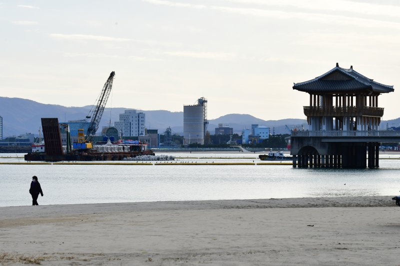 경북 포항시 북구 영일대해수욕장 해상누각 인근에서 수중 방파제 설치를 위한 구조물 공사가 진행되고 있다. 2025.11.17/뉴스1 ⓒ News1 최창호 기자