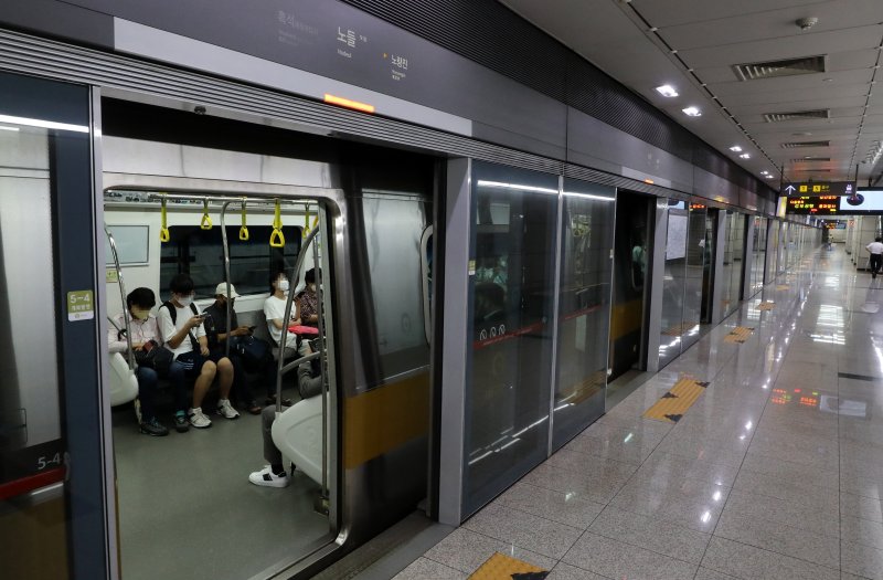 [서울=뉴시스] 이영환 기자 = 동작역을 제외한 지하철 9호선 전구간 정상운행이 재개된 9일 오후 서울 동작구 지하철 9호선 노들역에서 시민들이 열차를 이용하고 있다. 지난 8일 오후 서울 지역의 기록적인 폭우로 지하철 9호선 동작역과 구반포역 선로가 침수됐다. 이에 노들역에서 사평역 사이의 총 7개 역사(노들역, 흑석역, 동작역, 구반포역, 신반포역, 고속터미널역, 사평역)의 운행을 중단하고, 개화역~노량진역 구간과 신논현역~중앙보훈병원역 구간으로 나뉘어 운행했다. 2022.08.09. 20hwan@newsis.com