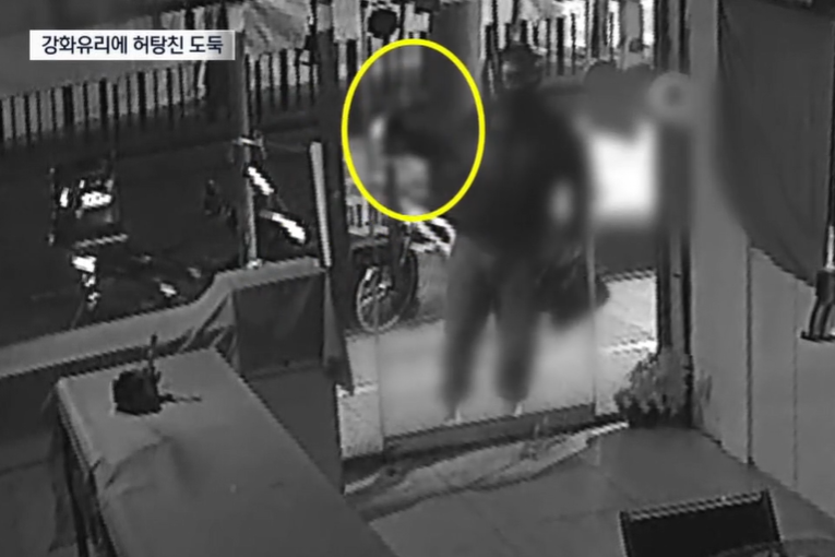 경기 안산의 한 금은방에서 귀금속을 훔치기 위해 20대 A씨가 금은방 유리문을 둔기로 내려치고 있다./사진=채널A 뉴스 캡처