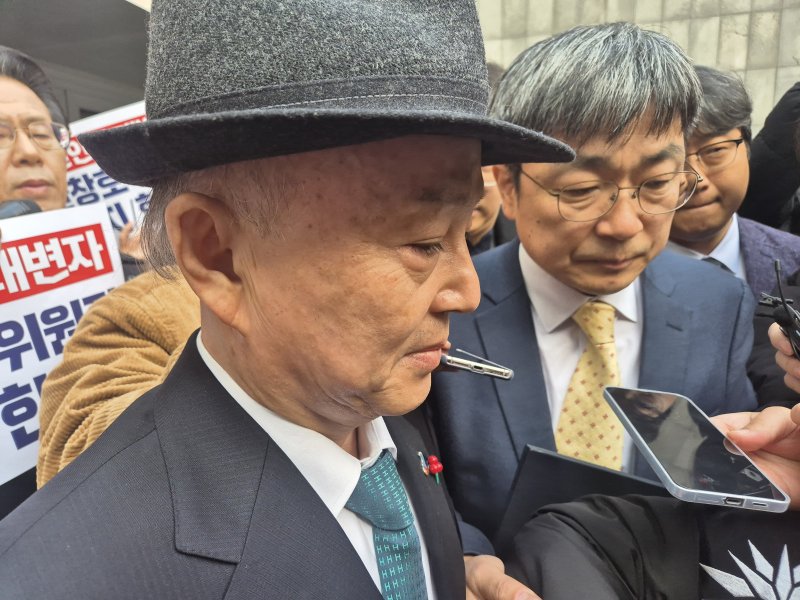 10일 안창호 국가인권위원회 위원장이 인권의날 기념식 행사장 앞에서 가로막힌 모습.2025.12.10/뉴스1 ⓒ News1 신윤하 기자