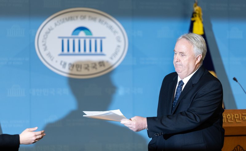 인요한 국민의힘 의원이 10일 서울 여의도 국회 소통관에서 의원직 사퇴 입장 표명 기자회견을 마치고 기자회견문을 관게자에게 넘겨주고 있다. 뉴스1