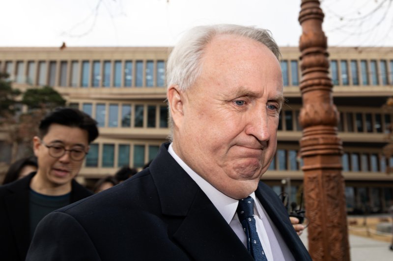 인요한 국민의힘 의원이 10일 서울 여의도 국회 소통관에서 의원직 사퇴 입장 표명 기자회견을 마치고 차량으로 향하고 있다. 2025.12.10/뉴스1 ⓒ News1 이승배 기자