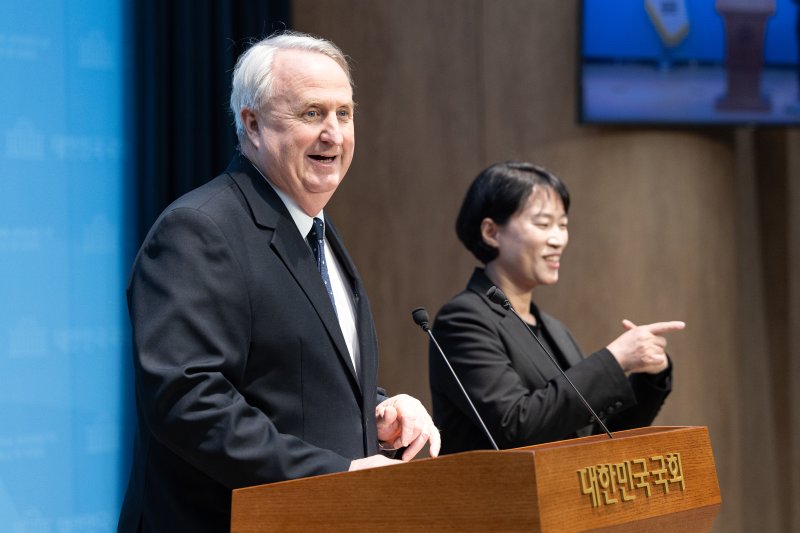 인요한 국민의힘 의원이 10일 서울 여의도 국회 소통관에서 의원직 사퇴 입장 표명 기자회견을 하고 있다. 2025.12.10/뉴스1 ⓒ News1 이승배 기자