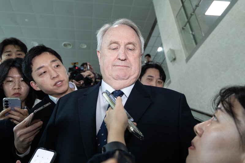 인요한 국민의힘 의원이 10일 서울 여의도 국회 소통관에서 의원직 사퇴 입장 표명 기자회견을 마치고 발걸음을 옮기고 있다. 2025.12.10/뉴스1 ⓒ News1 이승배 기자