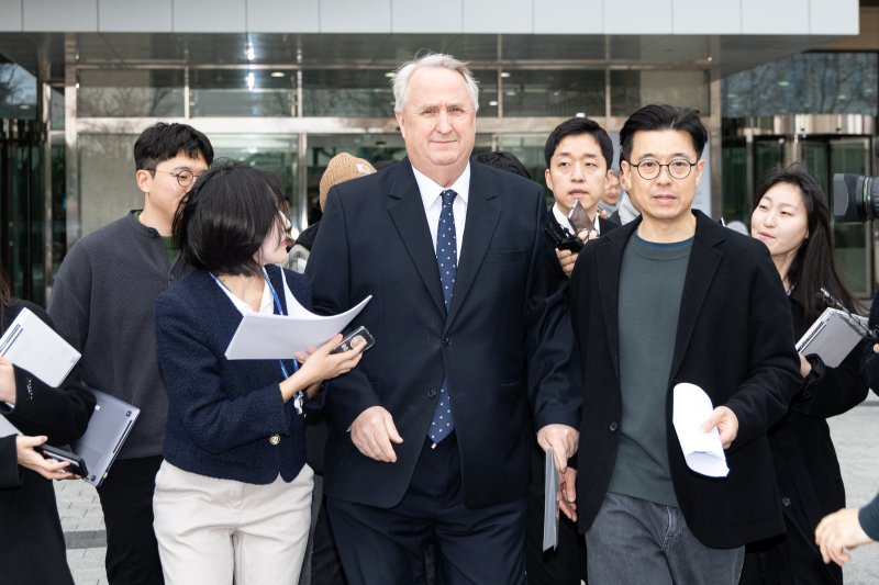 인요한 국민의힘 의원이 10일 서울 여의도 국회 소통관에서 의원직 사퇴 입장 표명 기자회견을 마치고 차량으로 향하고 있다. 2025.12.10/뉴스1 ⓒ News1 이승배 기자