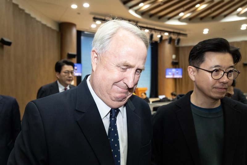 인요한 국민의힘 의원이 10일 서울 여의도 국회 소통관에서 의원직 사퇴 입장 표명 기자회견을 마치고 발걸음을 옮기고 있다. 2025.12.10/뉴스1 ⓒ News1 이승배 기자