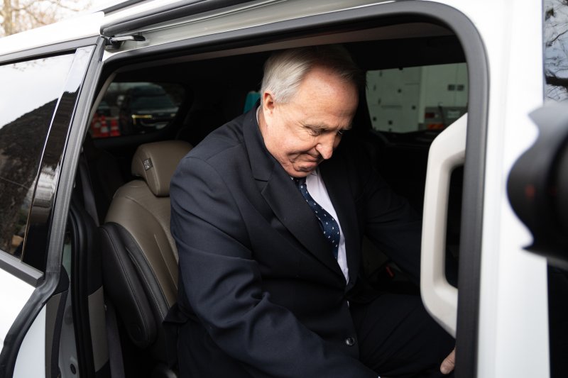 인요한 국민의힘 의원이 10일 서울 여의도 국회 소통관에서 의원직 사퇴 입장 표명 기자회견을 마치고 차량에 탑승해 있다. 2025.12.10/뉴스1 ⓒ News1 이승배 기자