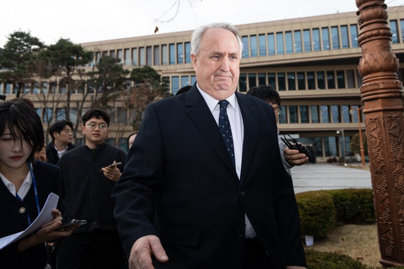 인요한 국민의힘 의원이 10일 서울 여의도 국회 소통관에서 의원직 사퇴 입장 표명 기자회견을 마치고 2025.12.10/뉴스1 ⓒ News1 이승배 기자