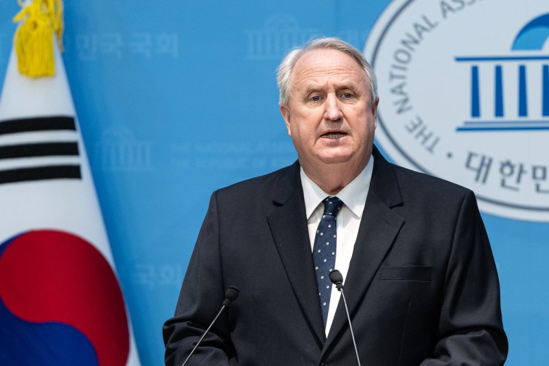 인요한 국민의힘 의원이 10일 서울 여의도 국회 소통관에서 의원직 사퇴 입장 표명 기자회견을 하고 있다. 2025.12.10/뉴스1 ⓒ News1 이승배 기자