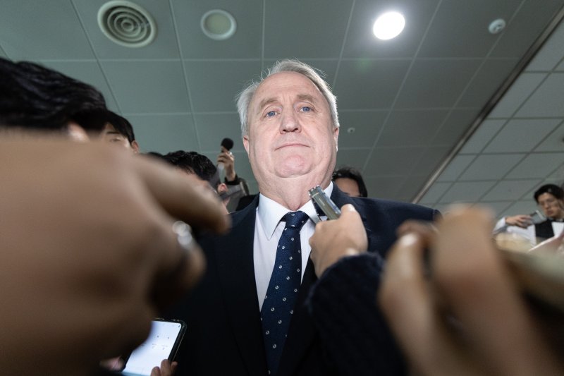 인요한 국민의힘 의원이 10일 서울 여의도 국회 소통관에서 의원직 사퇴 입장 표명 기자회견을 마치고 차량으로 향하고 있다. ⓒ News1 이승배 기자