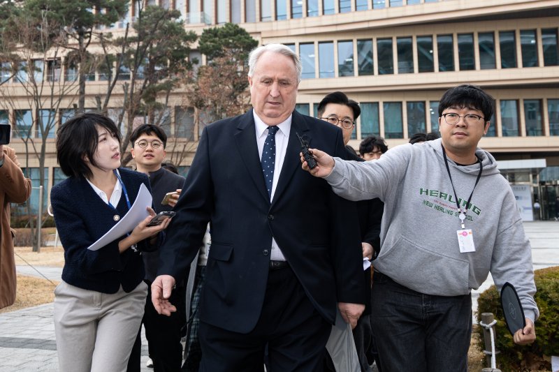 인요한 국민의힘 의원이 10일 서울 여의도 국회 소통관에서 의원직 사퇴 입장 표명 기자회견을 마치고 차량으로 향하고 있다. ⓒ News1 이승배 기자