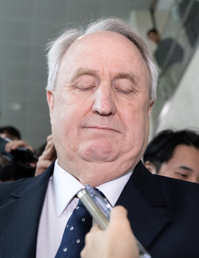 인요한 국민의힘 의원이 10일 서울 여의도 국회 소통관에서 의원직 사퇴 입장 표명 기자회견을 마치고 차량으로 향하고 있다. ⓒ News1 이승배 기자