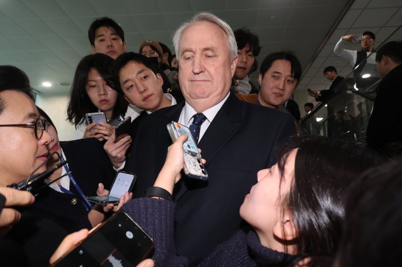 [서울=뉴시스] 조성봉 기자= 인요한 국민의힘 의원이 10일 오전 서울 여의도 국회 소통관에서 의원직 사퇴 기자회견을 마치고 취재진에게 질문세례를 받고 있다.2025.12.10. suncho21@newsis.com