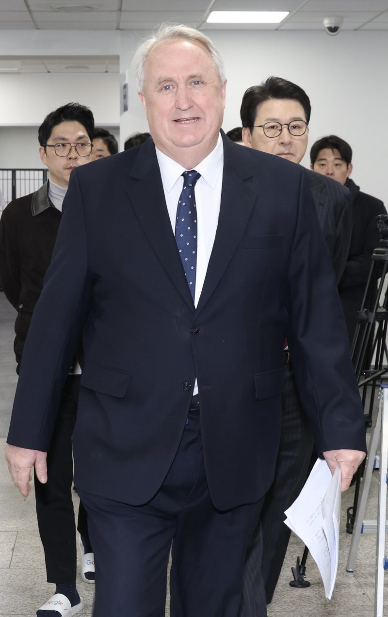 [서울=뉴시스] 조성봉 기자= 인요한 국민의힘 의원이 10일 오전 서울 여의도 국회 소통관에서 의원직 사퇴 기자회견을 하기 위해 들어서고 있다. 2025.12.10. suncho21@newsis.com