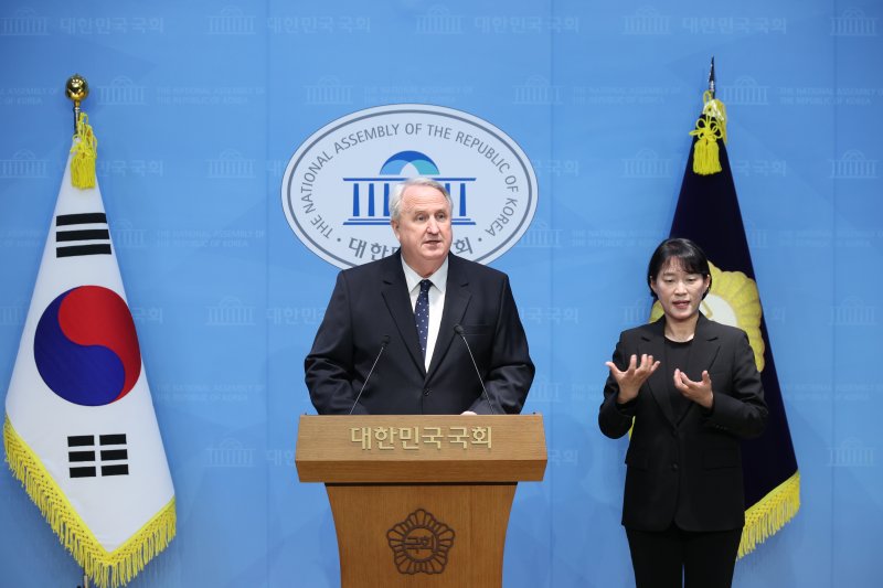 [서울=뉴시스] 조성봉 기자= 인요한 국민의힘 의원이 10일 오전 서울 여의도 국회 소통관에서 의원직 사퇴 기자회견을 하고 있다. 2025.12.10. suncho21@newsis.com