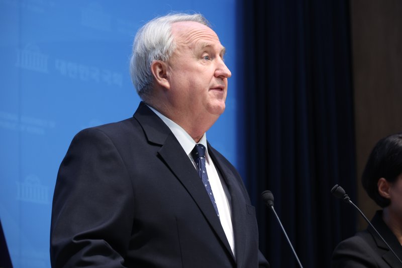 [서울=뉴시스] 조성봉 기자= 인요한 국민의힘 의원이 10일 오전 서울 여의도 국회 소통관에서 의원직 사퇴 기자회견을 하고 있다.2025.12.10. suncho21@newsis.com