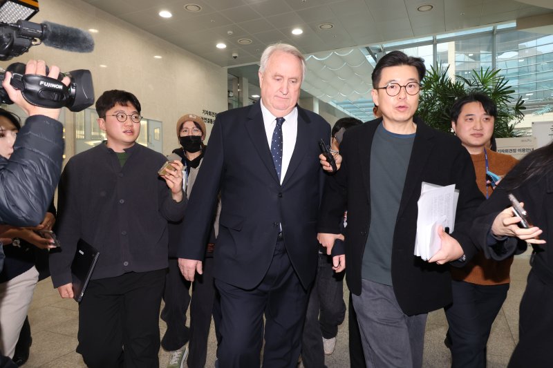 [서울=뉴시스] 조성봉 기자= 인요한 국민의힘 의원이 10일 오전 서울 여의도 국회 소통관에서 의원직 사퇴 기자회견을 마치고 취재진에게 질문세례를 받고 있다.2025.12.10. suncho21@newsis.com