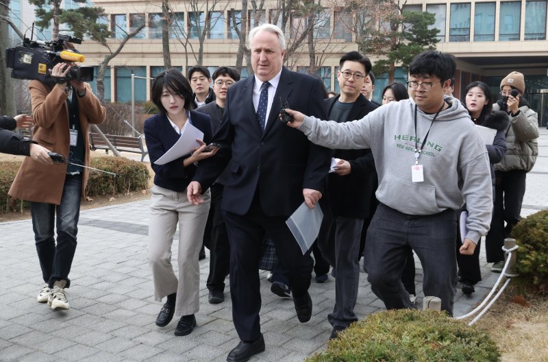 [서울=뉴시스] 조성봉 기자= 인요한 국민의힘 의원이 10일 오전 서울 여의도 국회 소통관에서 의원직 사퇴 기자회견을 마치고 취재진에게 질문세례를 받고 있다.2025.12.10. suncho21@newsis.com