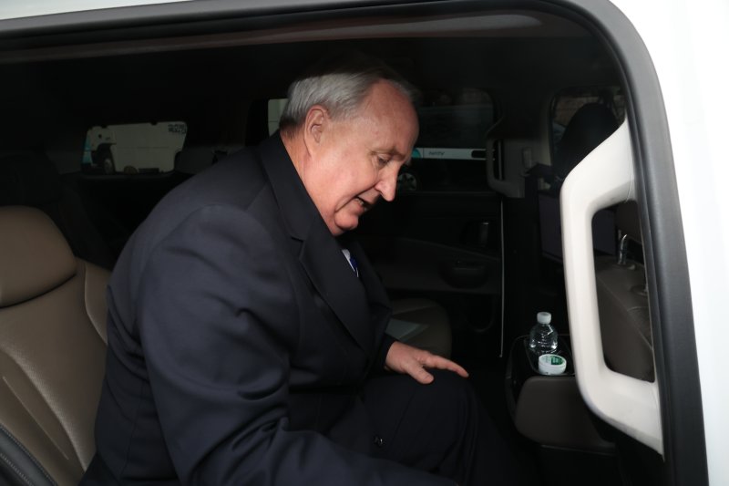 [서울=뉴시스] 조성봉 기자= 인요한 국민의힘 의원이 10일 오전 서울 여의도 국회 소통관에서 의원직 사퇴 기자회견을 마치고 차량에 오르고 있다.2025.12.10. suncho21@newsis.com