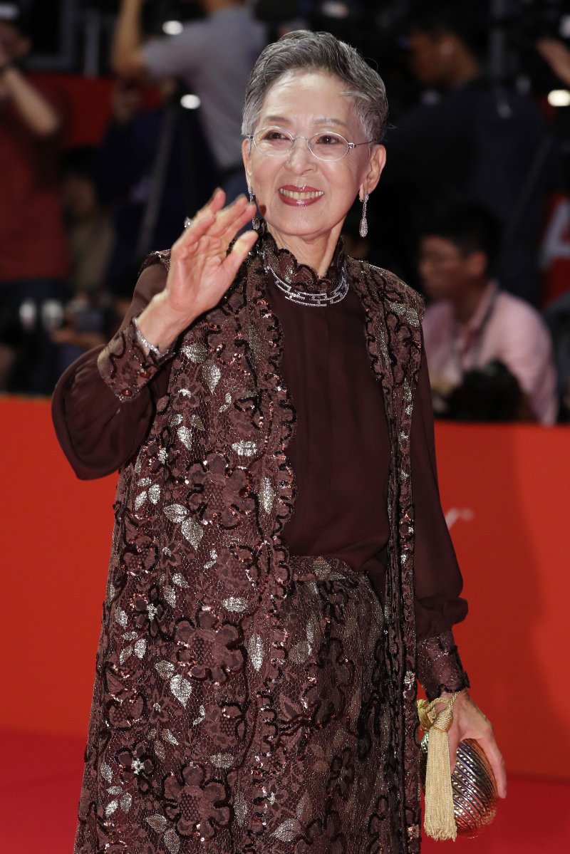 원로배우 김지미, 85세 일기로 별세…영화인장 준비 (서울=연합뉴스) 원로 영화배우 김지미(본명 김명자)가 별세했다. 향년 85세. 10일 영화계에 따르면 김지미는 미국에서 세상을 떠났다. 한국영화인협회는 협회 주관으로 영화인장을 준비 중이다. 사진은 2019년 제24회 부산국제영화제(BIFF) 개막식에서 팬들에게 인사하는 배우 김지미. 연합뉴스 자료사진