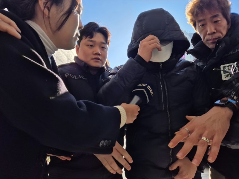 강원 양양군청 직장 내 괴롭힘 의혹을 받는 7급 공무원 A 씨가 지난 5일 오후 춘천지법 속초지원에서 열린 구속 전 피의자 심문을 받기 위해 법정으로 이동하고 있다. ⓒ News1 윤왕근 기자