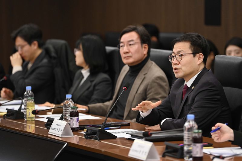 10일 서울 대한상공회의소에서 여한구 통상교섭본부장(오른쪽)이 '모듈형 신통상협정 전문가 간담회'를 주재하고있다. 산업통상부 제공