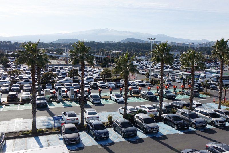 [제주=뉴시스] 오영재 기자 = 제주국제공항 주차장이 차량들로 채워져 있다. (사진=뉴시스DB) oyj4343@newsis.com